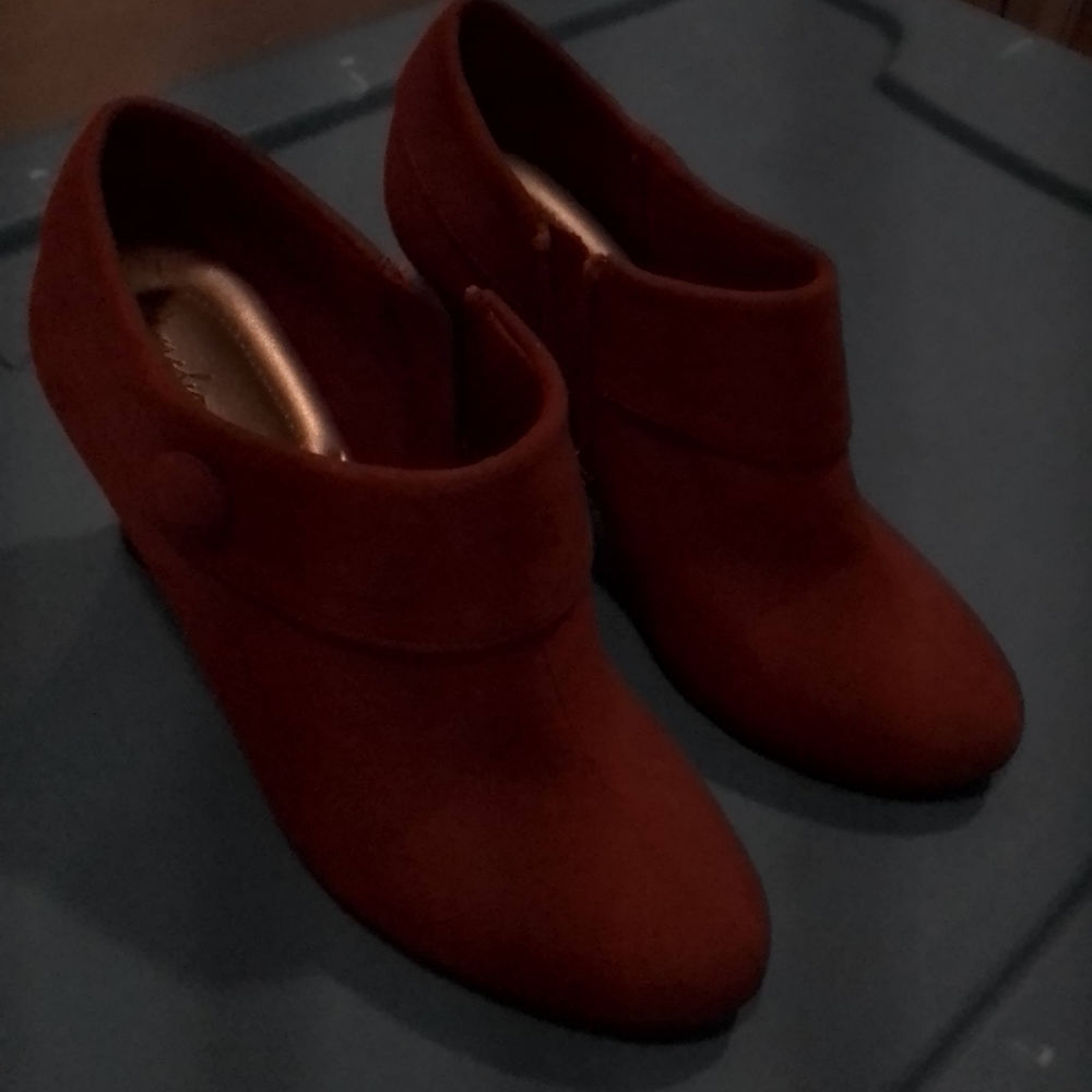 910-34) Amelia Grace Astana women's red side zip ankle boot. NWOT